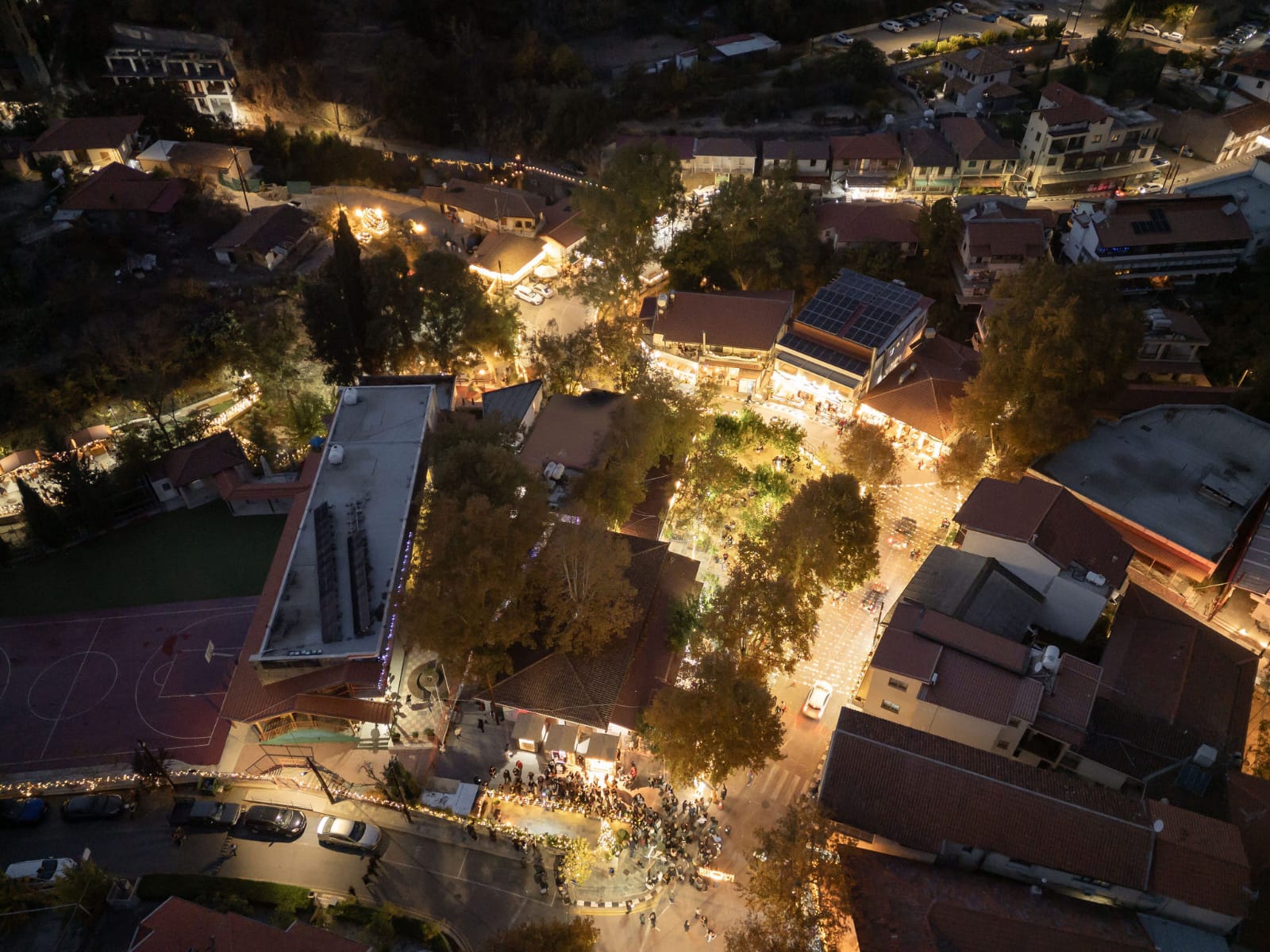 Χριστουγεννιάτικα φώτα στην Κακοπετριά