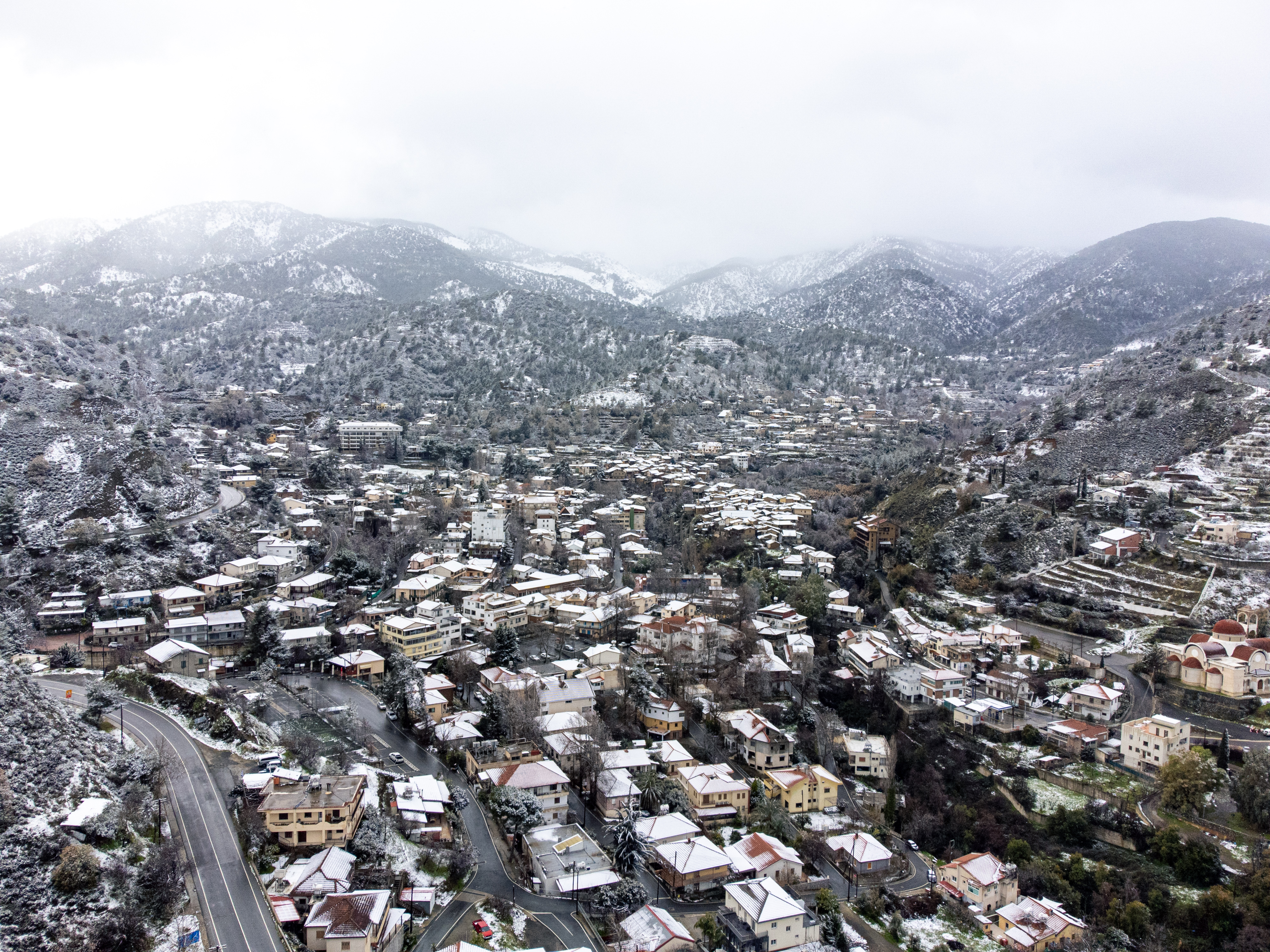 Κακοπετριά φωτισμένη με χριστουγεννιάτικα φώτα